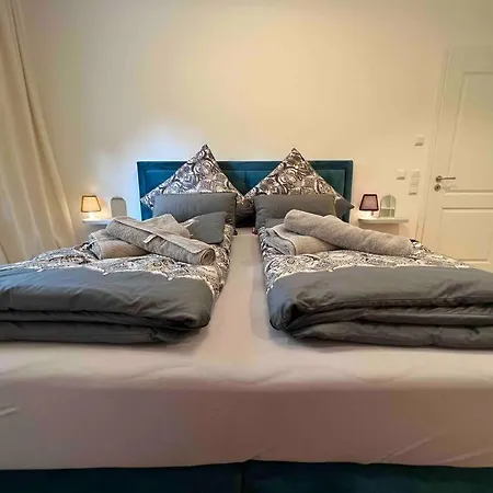 4younic Glonn1 * Boxspring * Jacuzzi * Netflix*65“ Apartment *